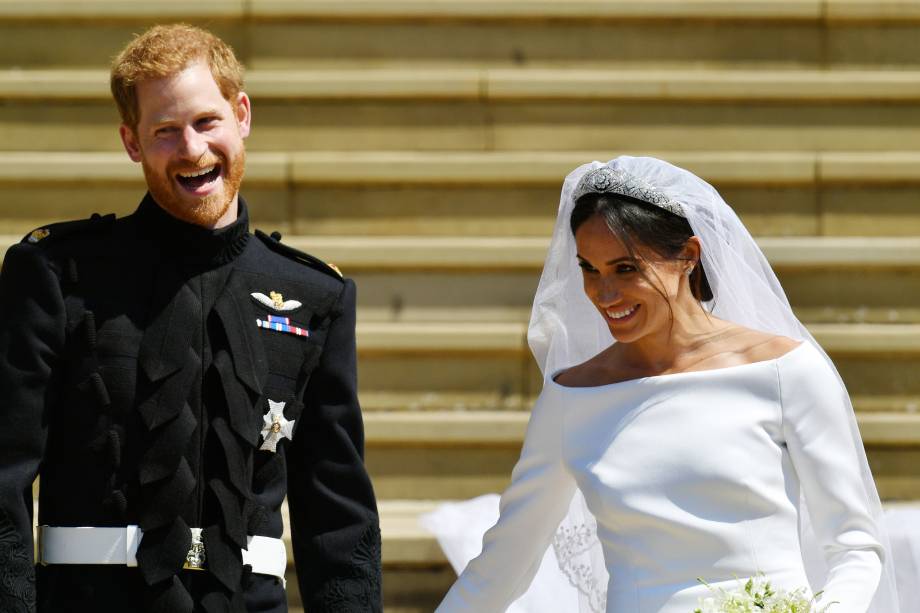 O duque e a duquesa de Sussex são fotografados nas escadarias da Capela de São Jorge após a cerimônia de casamento - 19/05/2018