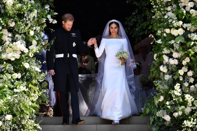 O duque e a duquesa de Sussex são fotografados nas escadarias da Capela de São Jorge após a cerimônia de casamento - 19/05/2018