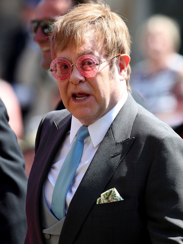 O cantor Elton John deixa a Capela de São Jorge após a cerimônia de casamento entre o príncipe Harry e a atriz Meghan Markle - 19/05/2018