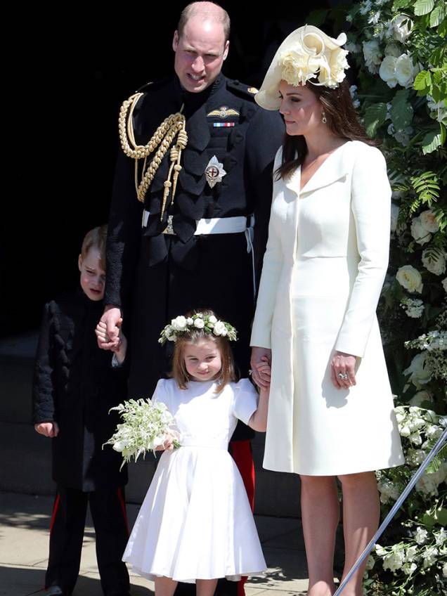Kate Middleton, Príncipe William, Princesa Charlotte e Princesa George, deixam a Capela de São Jorge - 19/05/2018