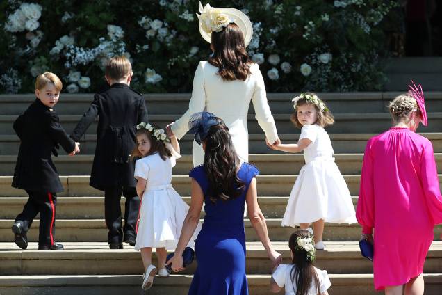 Kate Middleton é vista nas escadarias da Capela de São Jorge com o Príncipe George (esq) - 19/05/2018