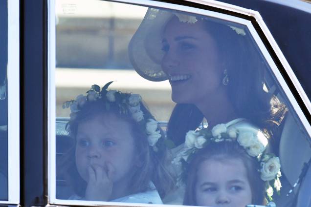 Princesa Charlotte com Kate Middleton em carro, antes do casamento de Harry e Meghan Markle - 19/05/2018