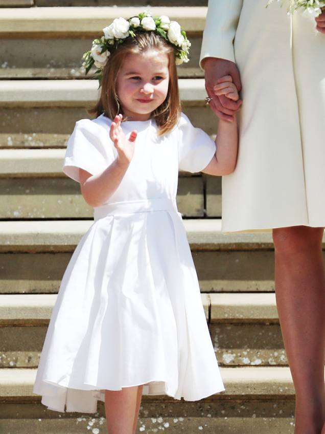 Princesa Charlotte nas escadarias da Capela de São Jorge em Windsor - 19/05/2018