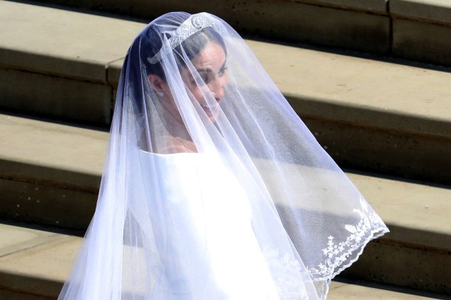 Detalhes de vestido de noiva de Meghan Markle, nas escadarias da Capela de São Jorge - 19/05/2018