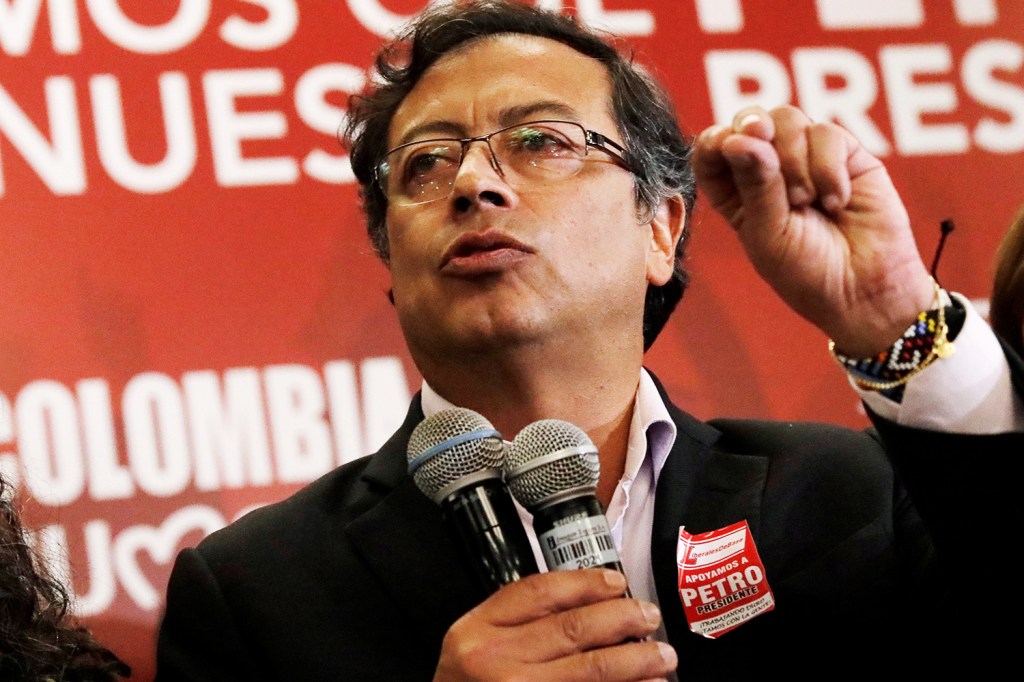 O candidato à presidência da Colômbia, Gustavo Petro, discursa para seus apoiadores em Bogotá - 22/05/2018
