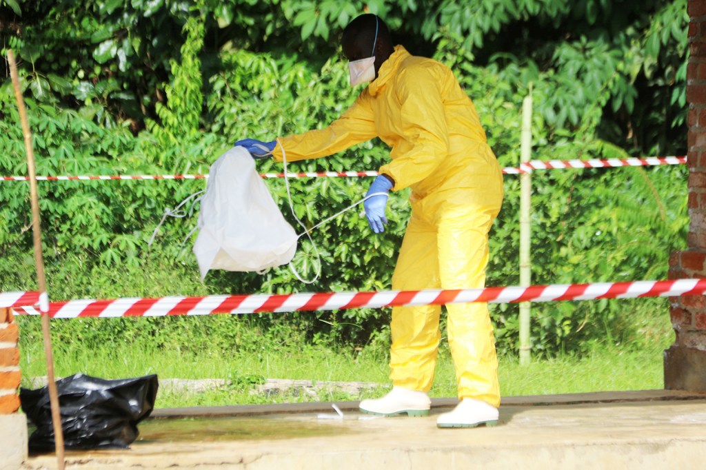 Profissional da saúde tira roupa de proteção após visitar o hospital de Bikoro, na República Democrática do Congo, que recebeu novos casos do vírus Ebola - 12/05/2018