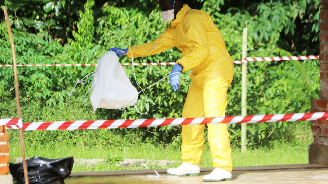 Profissional da saúde tira roupa de proteção após visitar o hospital de Bikoro, na República Democrática do Congo, que recebeu novos casos do vírus Ebola - 12/05/2018