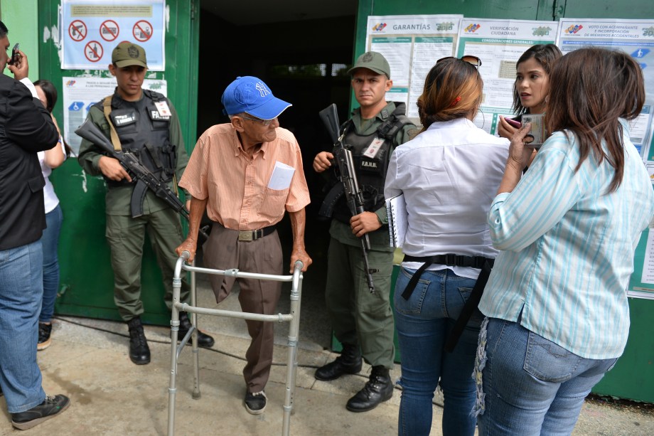 Venezuelano sai de um centro de votação após votar em eleições presidenciais em Barquisimeto - 20/05/2018