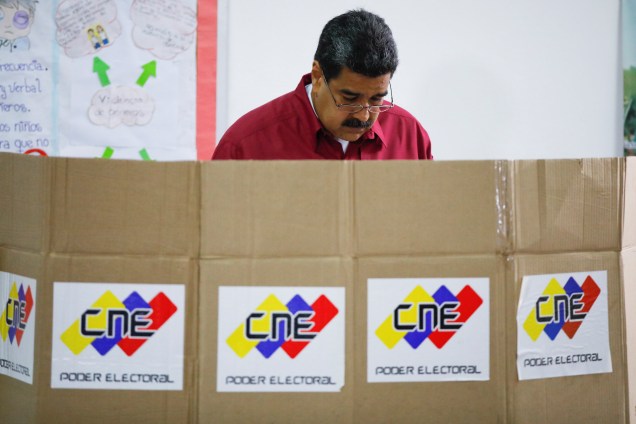 O presidente da Venezuela, Nicolás Maduro, vota durante a eleição presidencial em Caracas - 20/05/2018