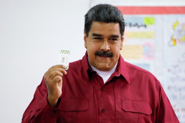 O presidente da Venezuela, Nicolás Maduro, vota  durante eleição presidencial em Caracas - 20/05/2018