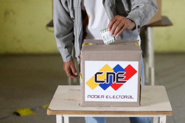 Cidadão venezuelano deposita seu voto em um centro de votação durante a eleição presidencial em Barquisimeto - 20/05/2018