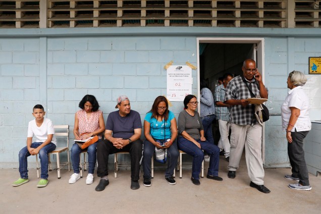 Cidadãos venezuelanos esperam para votar em uma seção de votação durante a eleição presidencial em Barquisimeto - 20/05/2018