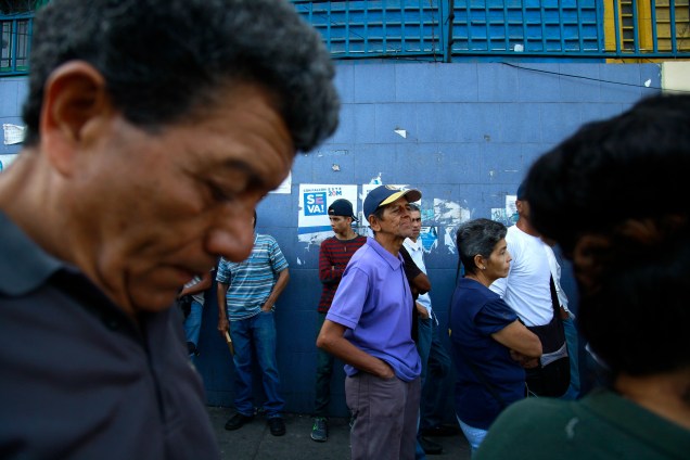 Cidadãos venezuelanos esperam para votar em uma seção de votação durante a eleição presidencial em Caracas - 20/05/2018