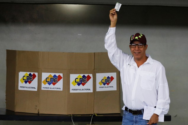 O candidato Henri Falcón, do partido Avanzada Progresista, posa para foto depois de votar durante a eleição presidencial em Barquisimeto, na Venezuela - 20/05/2018