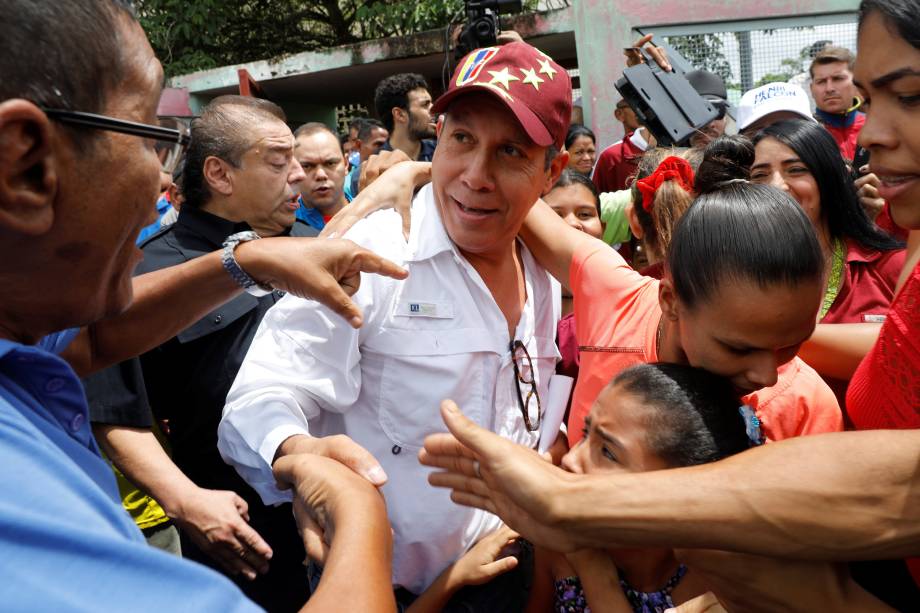 O candidato Henri Falcón, do partido Avanzada Progresista, cumprimenta partidários depois de votar durante a eleição presidencial em Barquisimeto, na Venezuela - 20/05/2018