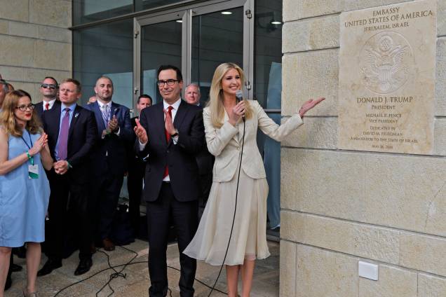O secretário do Tesouro dos Estados Unidos, Steve Mnuchin, bate palmas ao lado da filha do presidente dos EUA, Ivanka Trump, enquanto ela mostra a placa de inauguração da embaixada dos EUA em Jerusalém - 14/05/2018