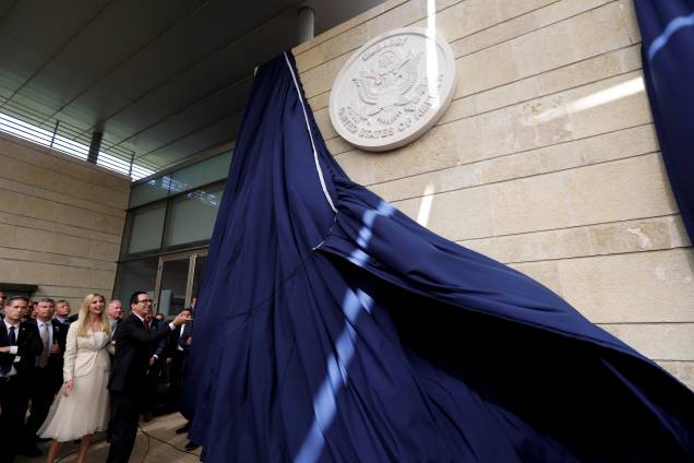O secretário do Tesouro dos Estados Unidos, Steve Mnuchin e a filha do presidente dos EUA, Ivanka Trump, revelam a fachada do prédio durante a inauguração da embaixada dos EUA em Jerusalém - 14/05/2018