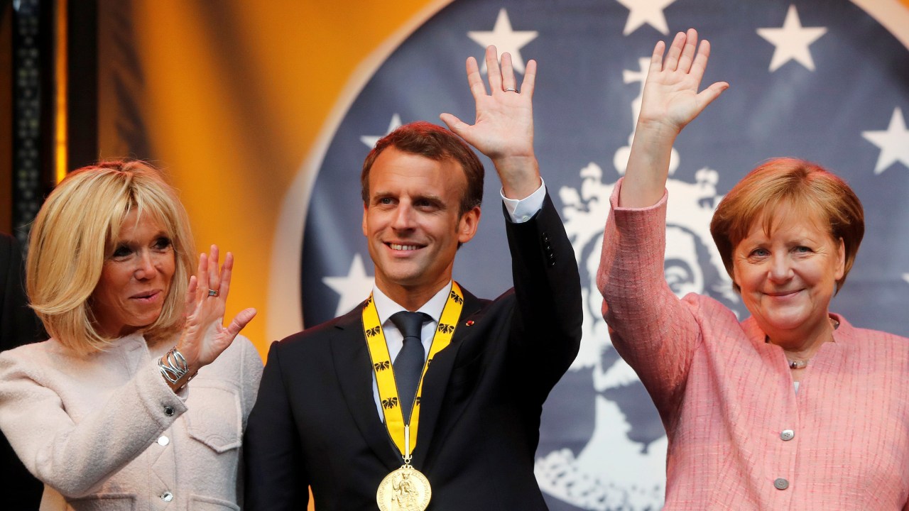 Emmanuel Macron recebe o Prêmio Carlos Magno