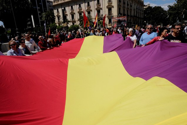 Participantes da marcha do Dia do Trabalho carregam bandeira da Segunda República da Espanha em Valencia - 01/05/2018