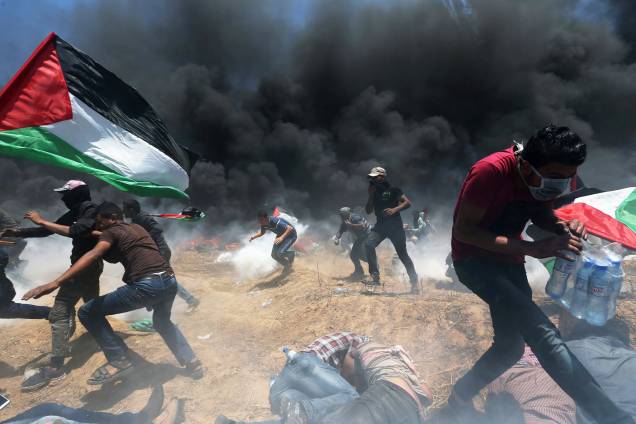 Manifestantes palestinos entram em confronto com o exército israelense durante protesto contra a mudança da embaixada dos Estados Unidos para Jerusalém no sul da Faixa de Gaza - 14/05/2018