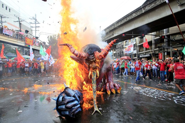 Manifestantes assistem a figura do Presidente Rodrigo Duterte queimar durante evento do Dia do Trabalho em Mendiola, Filipinas - 01/05/2018