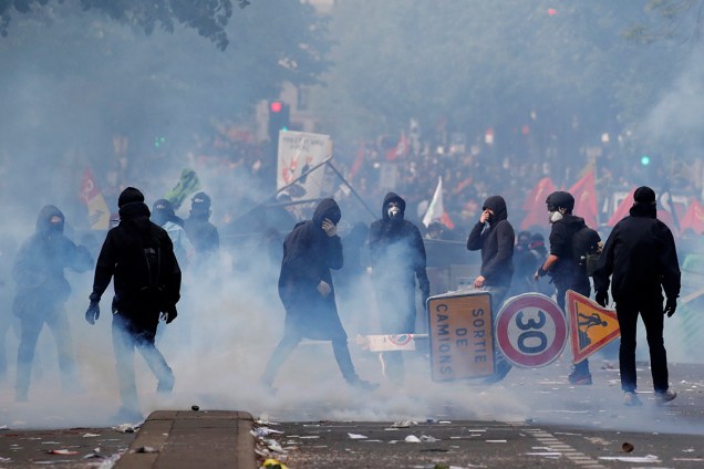 Gás de pimenta cobre manifestantes no Dia do Trabalho em Paris, França - 01/05/2018