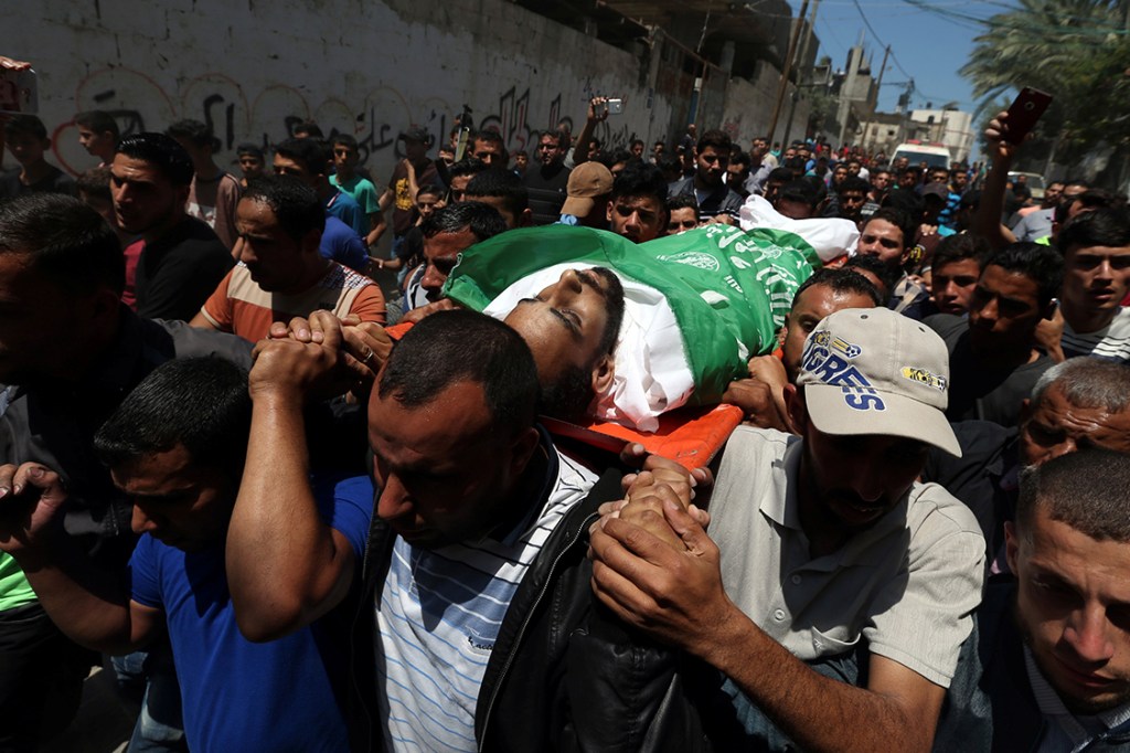 Funeral de mortos durante protesto na Faixa de Gaza