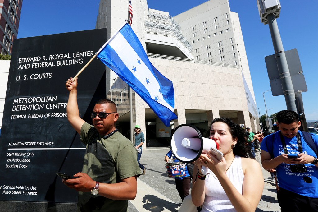 José Bautista, de Honduras, carrega bandeira hondurenha durante protesto no centro de Los Angeles, Califórnia - 22/04/2018