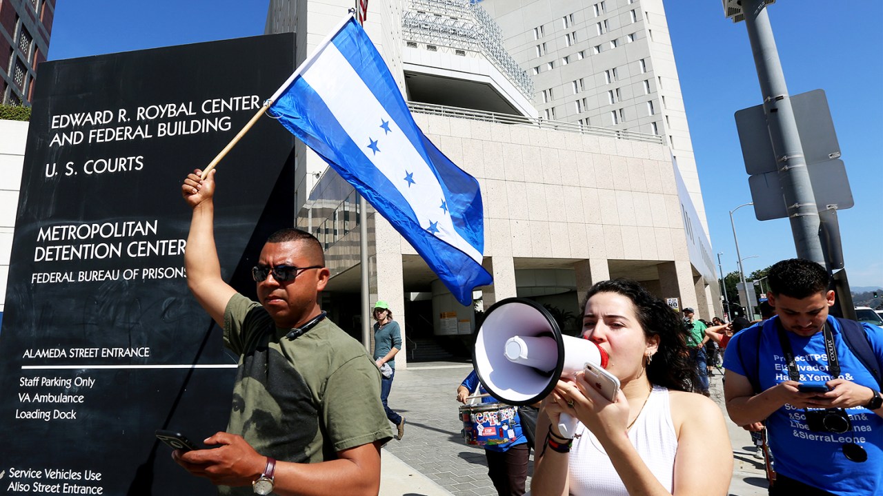 José Bautista, de Honduras, carrega bandeira hondurenha durante protesto no centro de Los Angeles, Califórnia - 22/04/2018