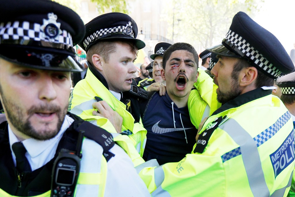 Policiais entram em confronto com manifestantes durante protestos em frente a Downing Street, onde ocorre o encontro entre o presidente da Turquia, Recep Tayyip Erdogan e a primeira-ministra britânica Theresa May - 15/05/2018