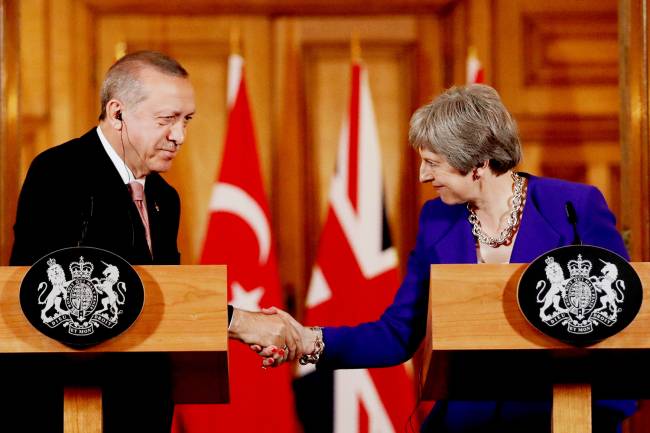 O presidente da Turquia, Recep Tayyip Erdogan e a primeira-ministra britânica Theresa May se encontram na 10 Downing Street, em Londres - 15/05/2018