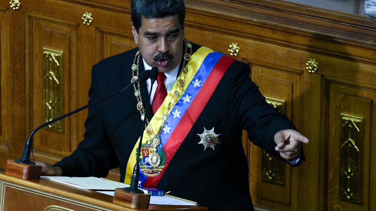 Nicolás Maduro presta juramento