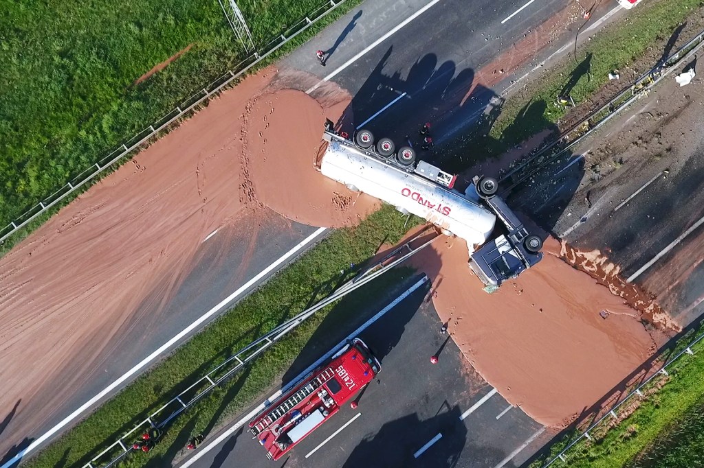 Caminhão com chocolate quente tomba em estrada na Polônia, entre as cidades de Września e Słupca - 09/05/2018