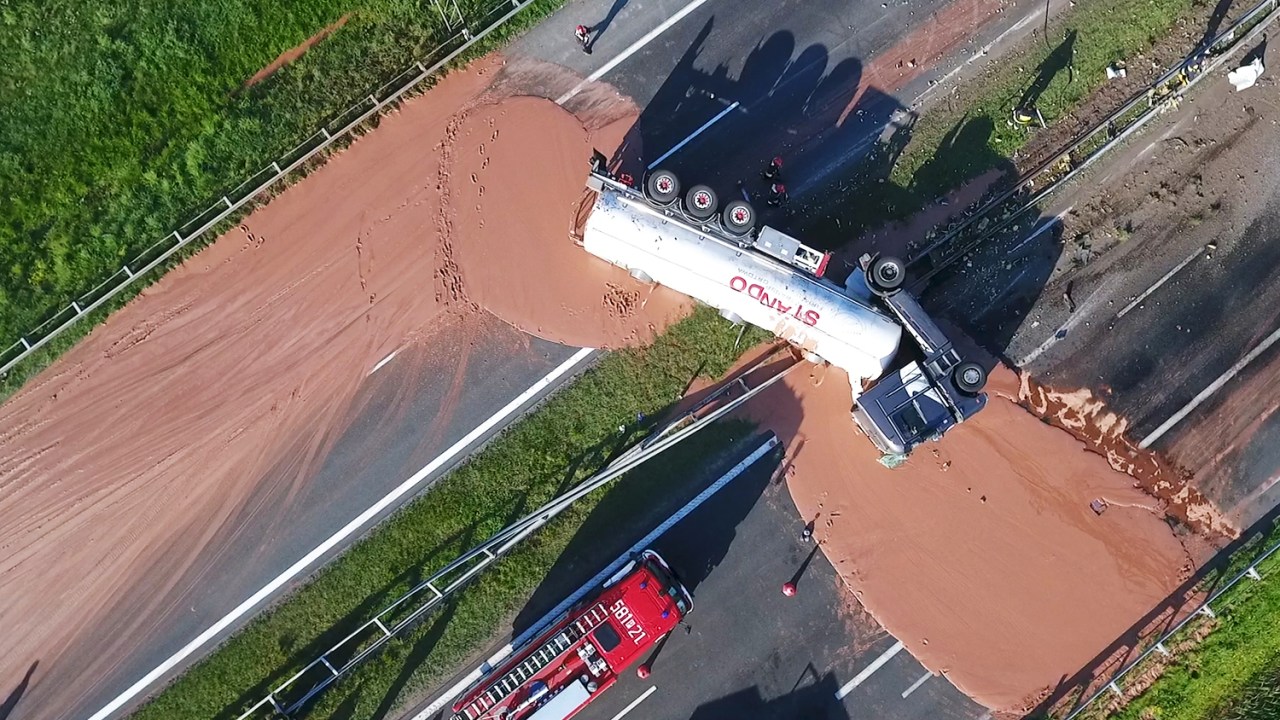 Caminhão com chocolate quente tomba em estrada na Polônia, entre as cidades de Września e Słupca - 09/05/2018