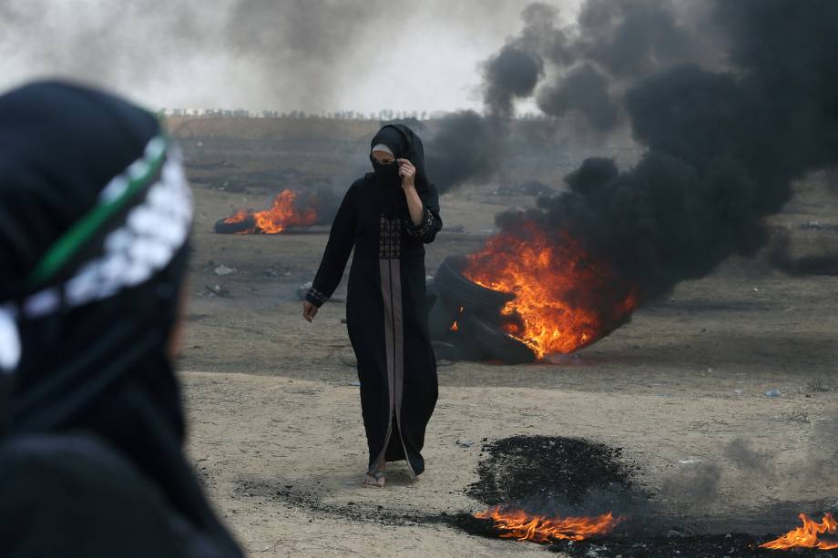 Manifestante palestina caminha durante protesto contra a mudança da embaixada americana para Jerusalém e antes do 70º aniversário de Nakba, no sul da Faixa de Gaza - 14/05/2018