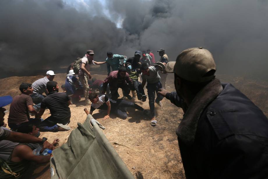 Manifestantes Palestinos evacuam área do protesto na Faixa de Gaza - 14/05/2018