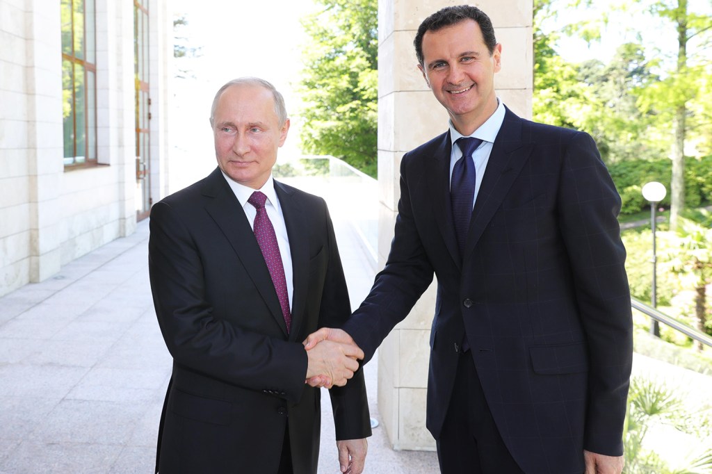 O presidente russo Vladimir Putin e o presidente sírio Bashar al-Assad se cumprimentam durante encontro em Sochi - 17/05/2018
