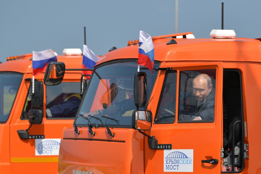Vladimir Putin inaugura ponte na Crimeia