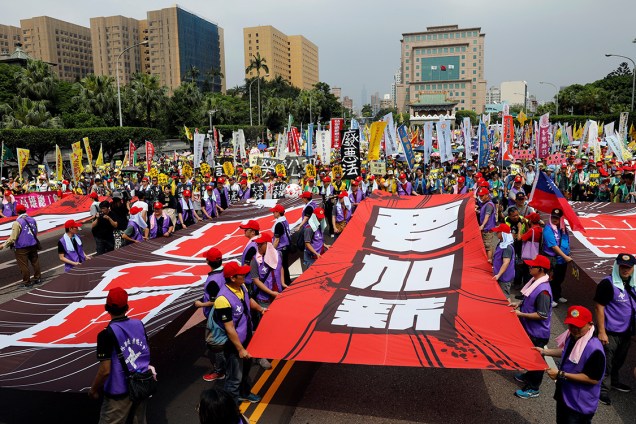 Pessoas protestam no Dia do Trabalho em Taipei, Taiwan - 01/05/2018