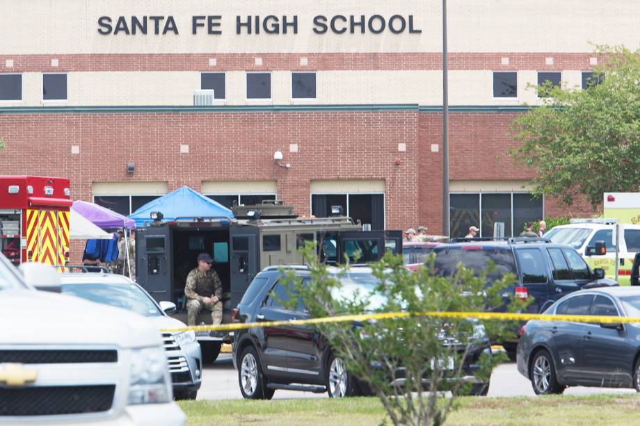 Policiais e equipes de emergência são vistos na Santa Fe High School, no Texas, após tiroteio - 18/05/2018