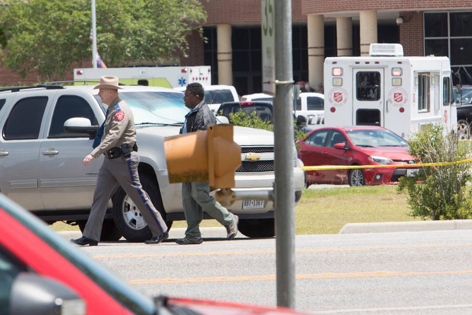 Policiais e equipes de emergência são vistos na Santa Fe High School, no Texas, após tiroteio - 18/05/2018