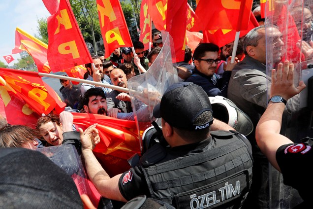 Manifestantes entram em confronto com policiais no Dia do Trabalho, na Turquia - 01/05/2018