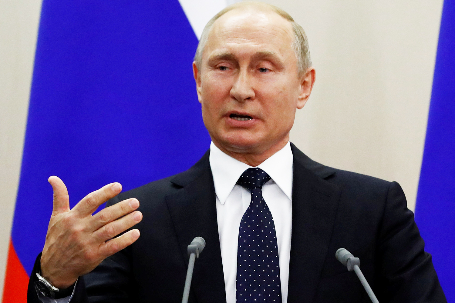 O presidente russo Vladimir Putin durante conferência com a chanceler alemã Angela Merkel, em Sochi - 18/05/2018