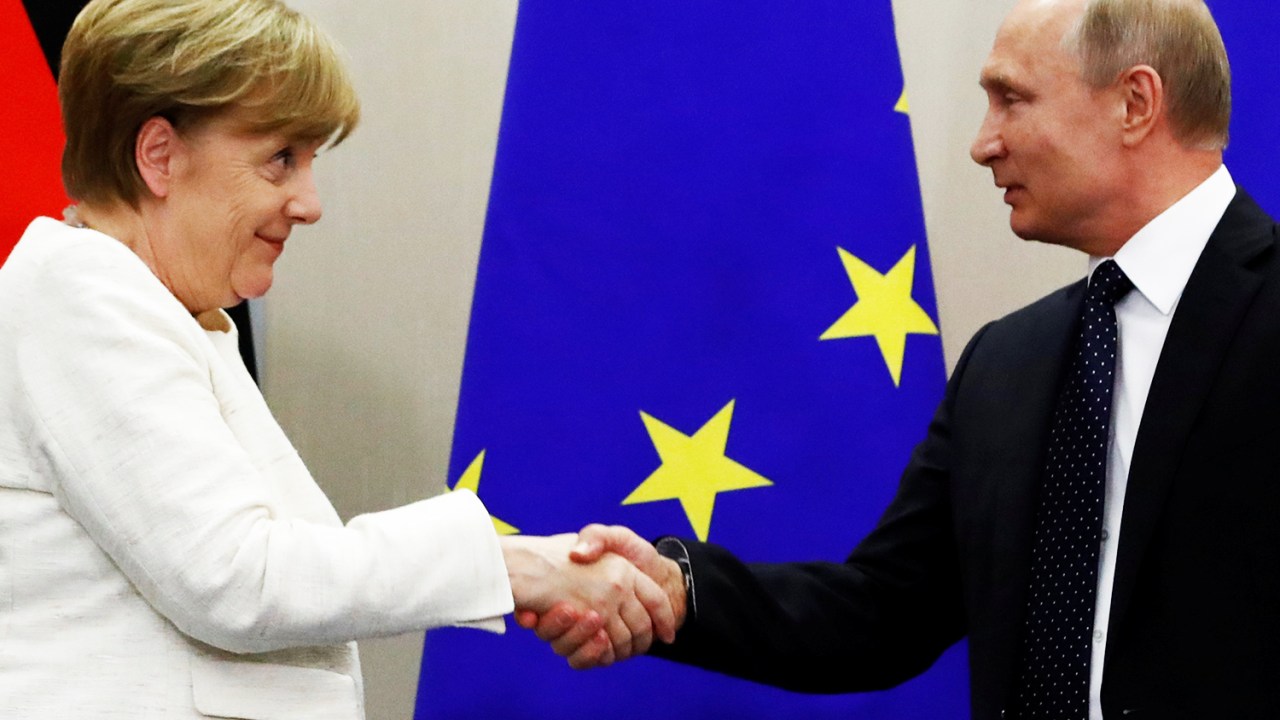 Vladimir Putin e Angela Merkel se cumprimentam durante encontro em Sochi, na Rússia - 18/05/2018