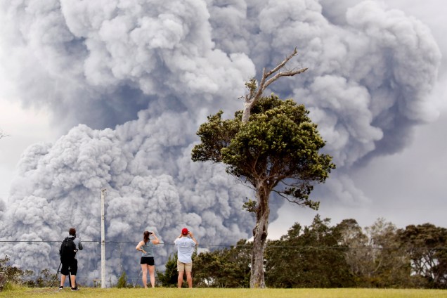 Pessoas observam cinzas expelidas durante a erupção do vulcão Kilauea, no Havaí - 15/05/2018