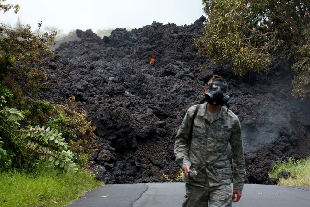 Soldado John Linzmeier da Guarda Nacional do Havaí se afasta de um aglomerado de lava que bloqueia a rodovia 137 em Pahoa - 20/05/2018