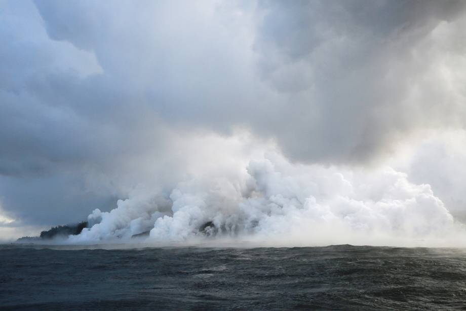 Fluxo de lava do vulcão Kilauea chega ao Oceano Pacífico no sudeste de Pahoa, Havaí - 20/05/2018