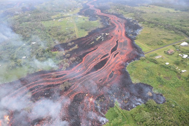 Vista aérea do fluxo de lava do vulcão Kilauea, Havaí - 19/05/2018