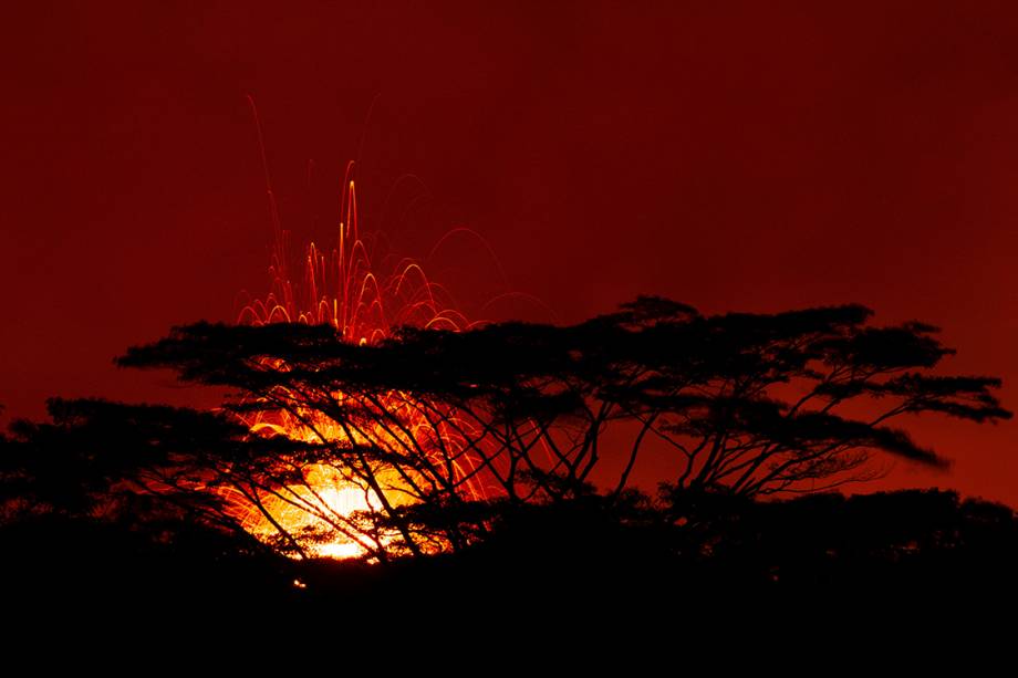 Lava sai por fissura e atinge quase 31 metros de altura em Pahoa, Havaí - 19/05/2018