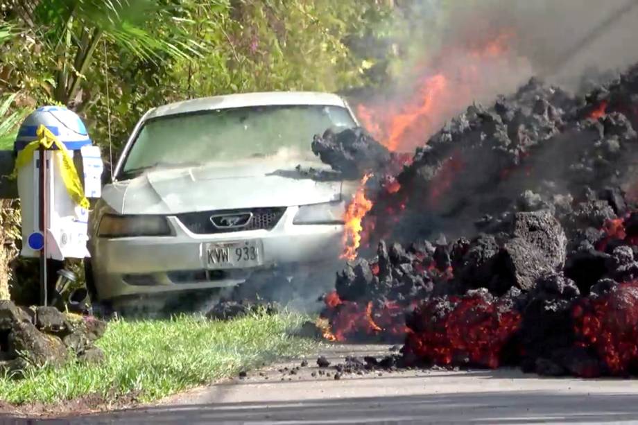 Lava do vulcão Kilauea 'engole' veiculo no distrito havaiano de Puna - 06/05/2018